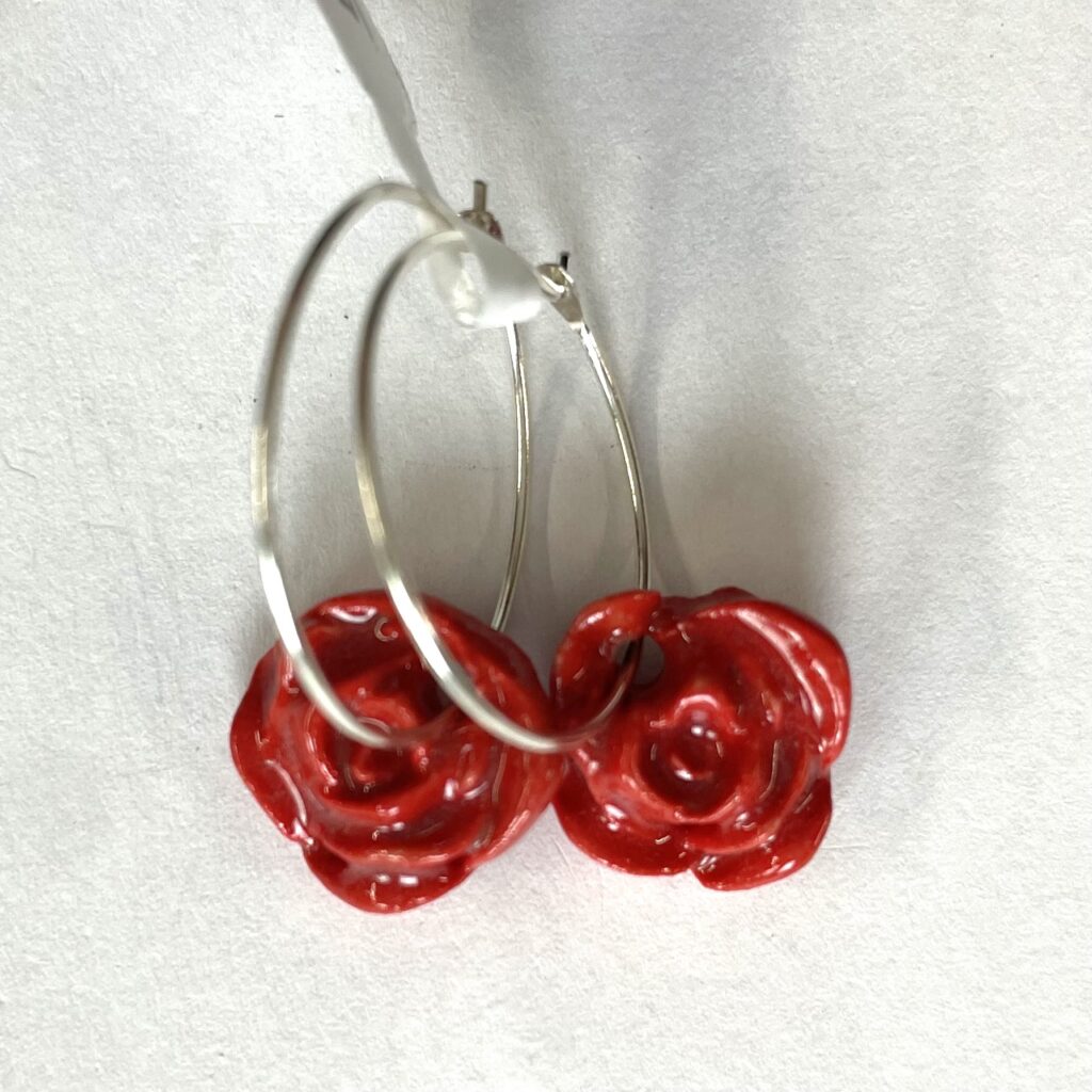 Rød rose. 925 Sterling sølv. 20 mm hoop. 150 kr.