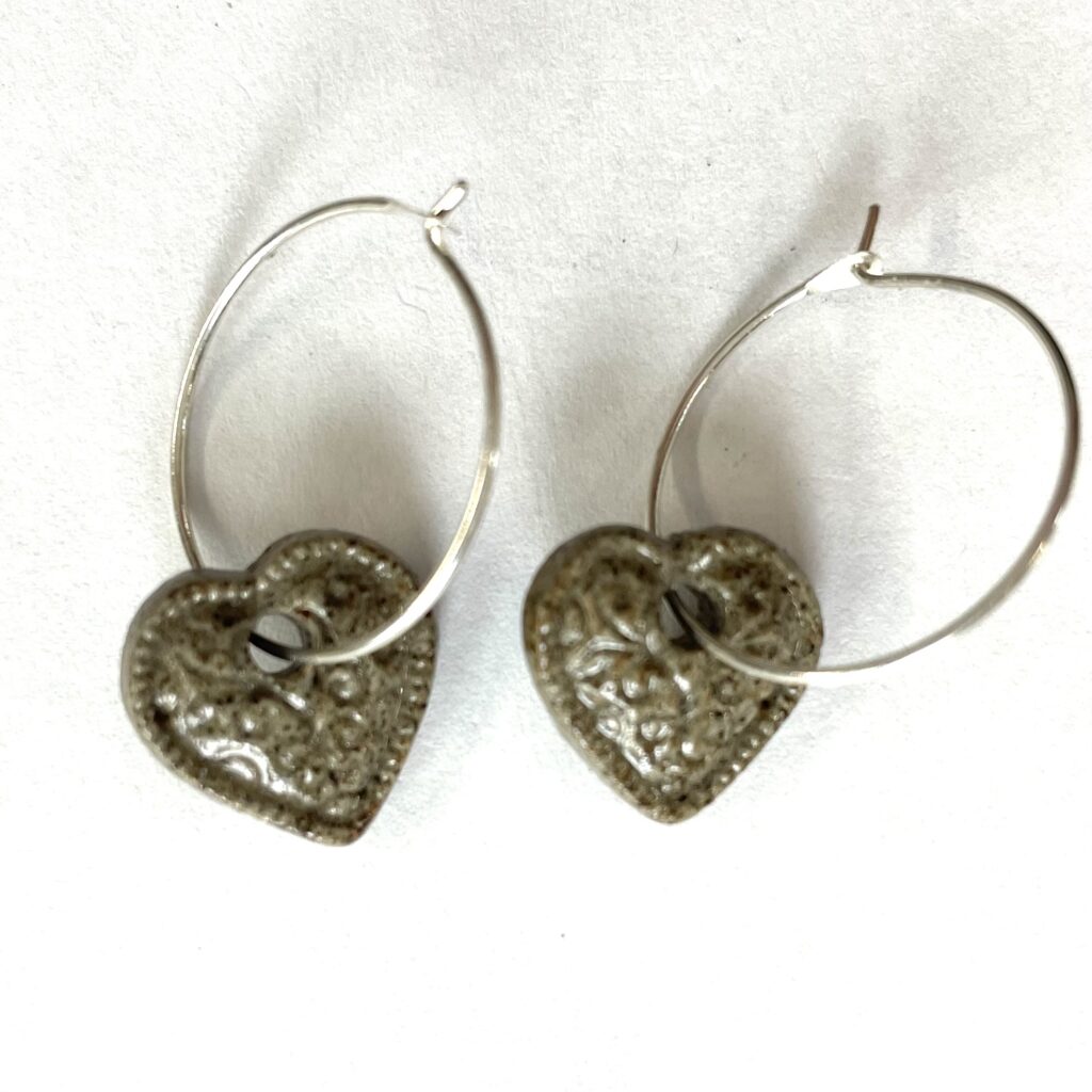 Rå hjerter. 925 Sterling sølv. 20 mm hoop. 150 kr.