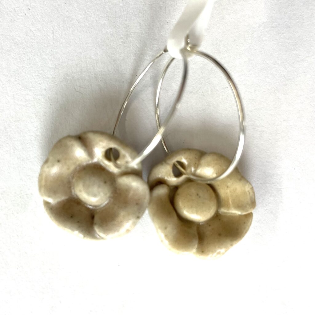 Natur blomst. 925 Sterling sølv. 20 mm hoop. 150 kr.