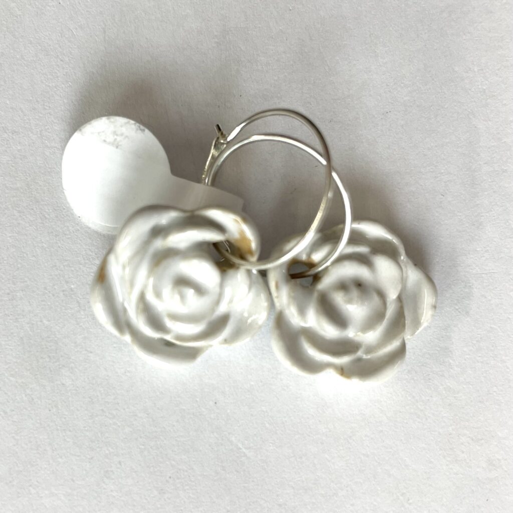 Hvid rose. 925 Sterling sølv. 15 mm hoop. 125 kr.