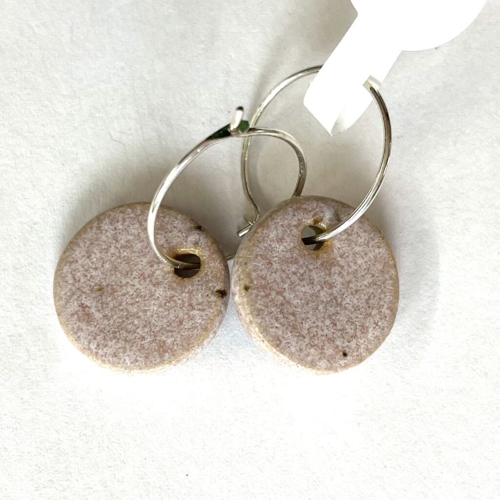 Granit rosa cirkel. 925 Sterling sølv. 15 mm hoop. 125 kr.