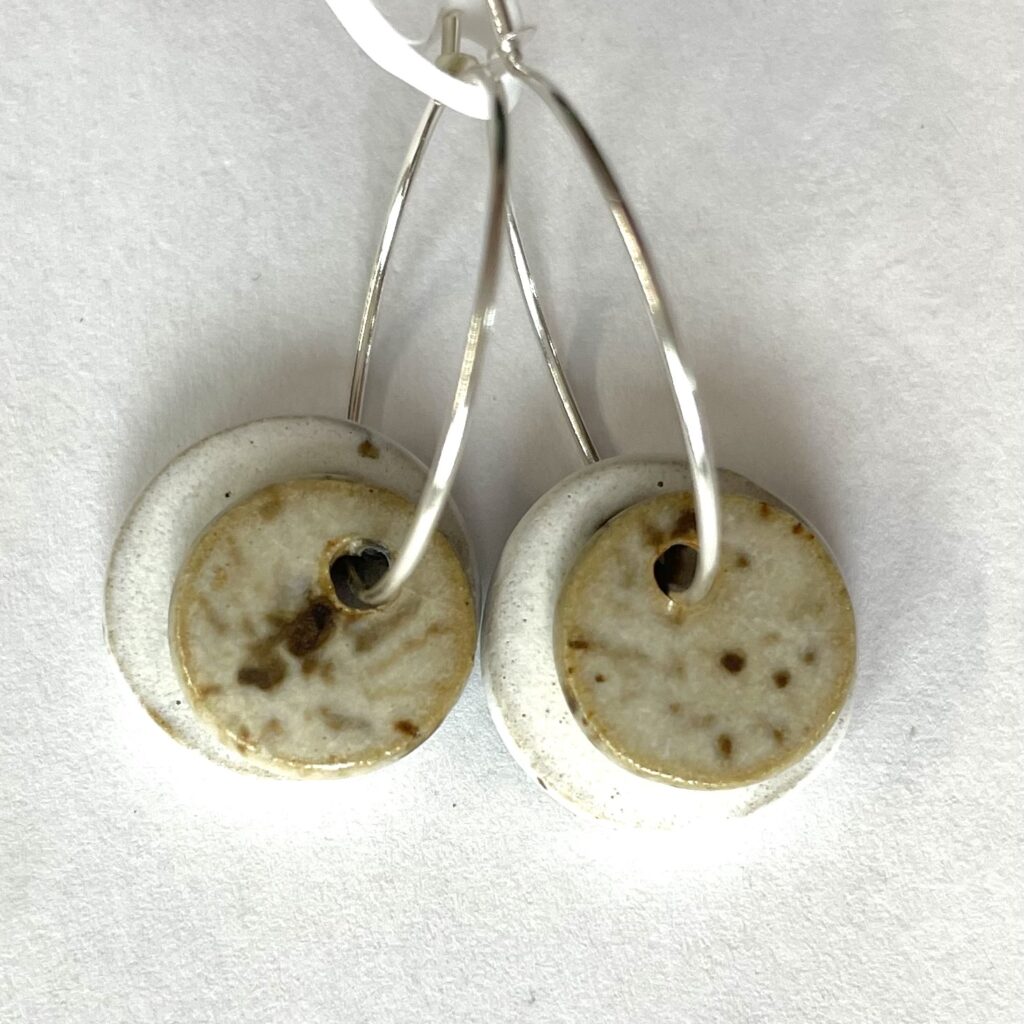 Stor creme og lille plettet cirkel. 925 Sterling sølv. 20 mm hoop. 175 kr.