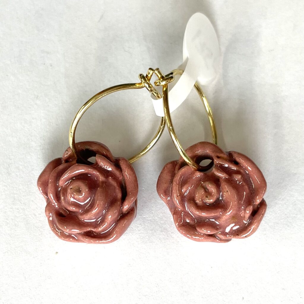 Rosa Rose. Forgyldt 925 Sterling sølv. 15 mm hoop. 175 kr.