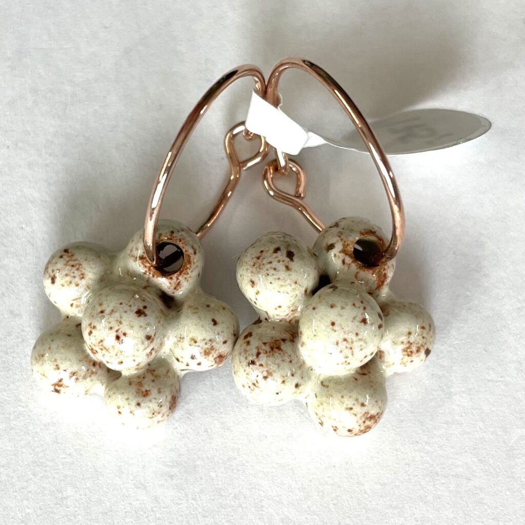 Beige buttet blomst. Rødforgyldt 925 Sterling sølv. 15 mm hoop. 175 kr.