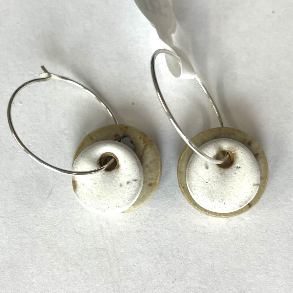 Stor plettet og lille creme cirkel. 925 Sterling sølv. 20 mm hoop. 175 kr.